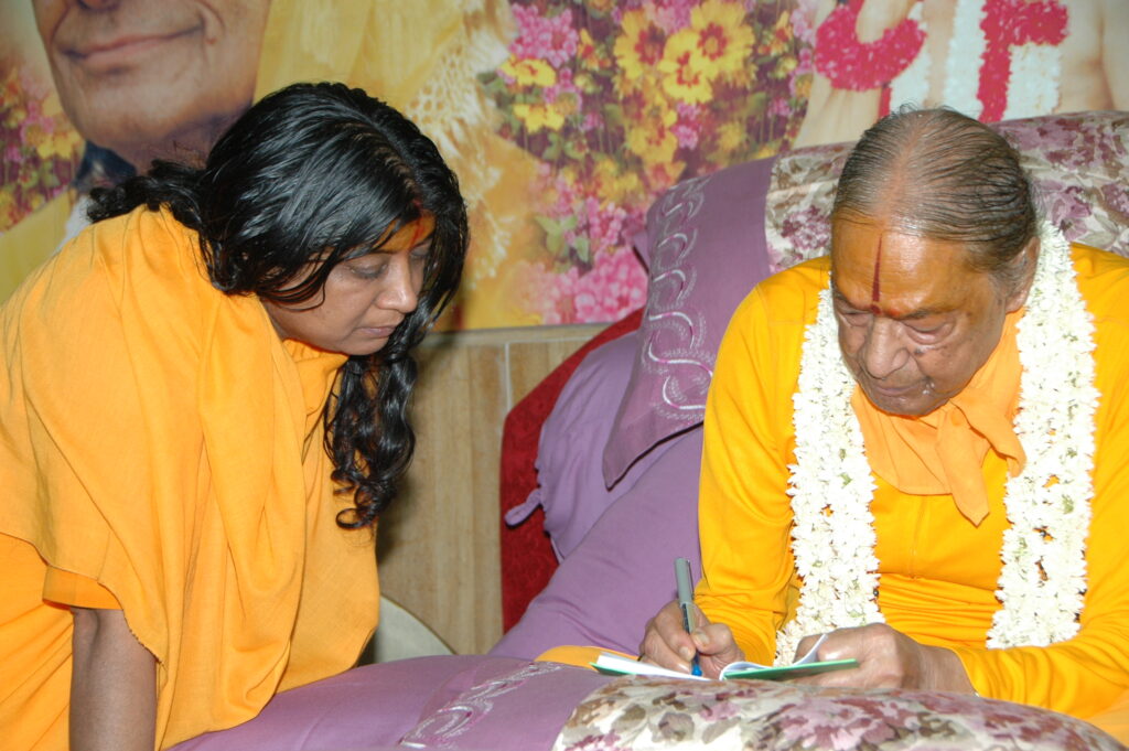 Yogeshwari didi with Shri Kripalu ji Maharaj. Shri maharajji teaching Yogeshwari Didi