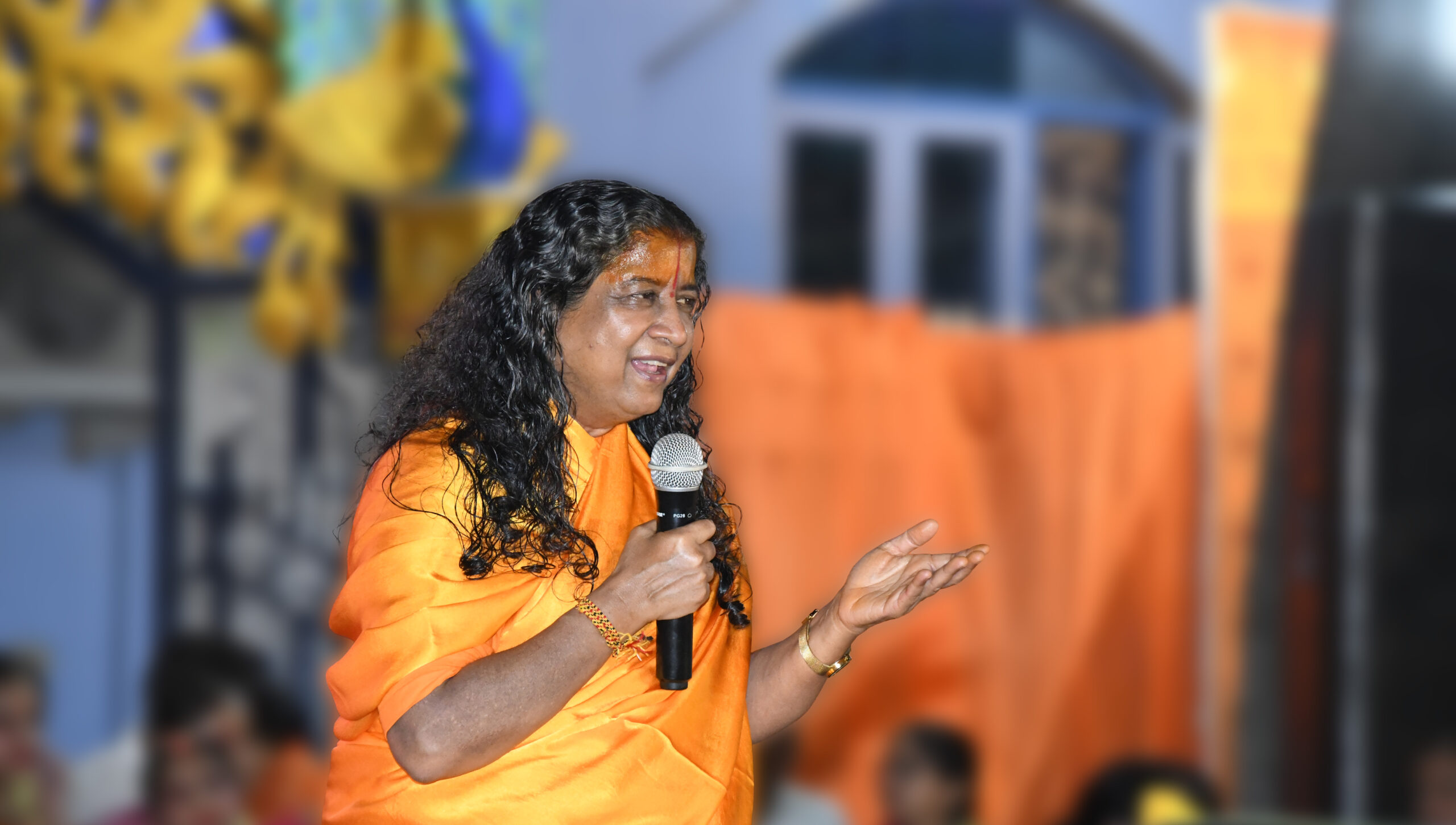 Dr. Yogeshwari Devi ji giving discourse at Golok Dham